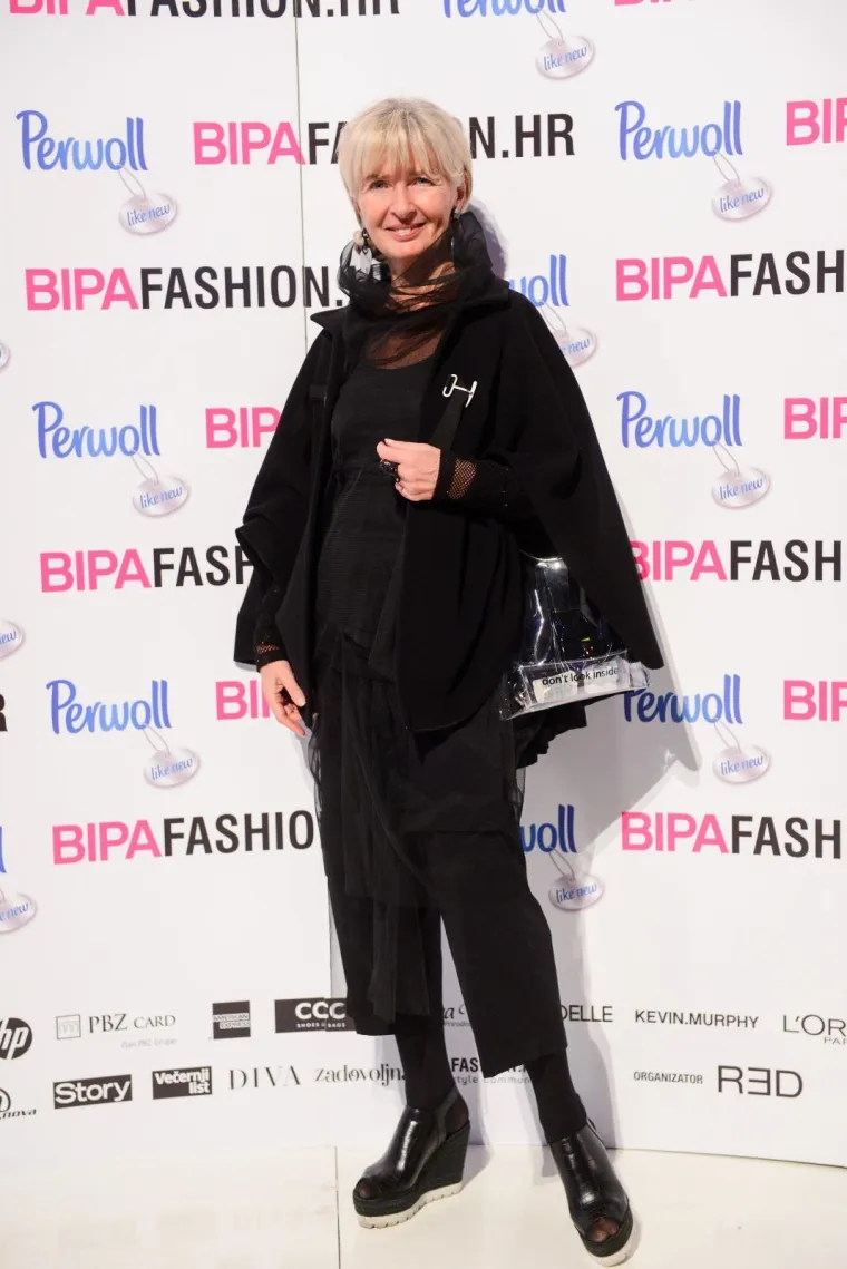 SVI SU PALI U DRUGI PLAN KADA SE ONA POJAVILA NA REVIJI: Preseksi Nives Celzijus bujnim dekolteom ukrala svu pažnju