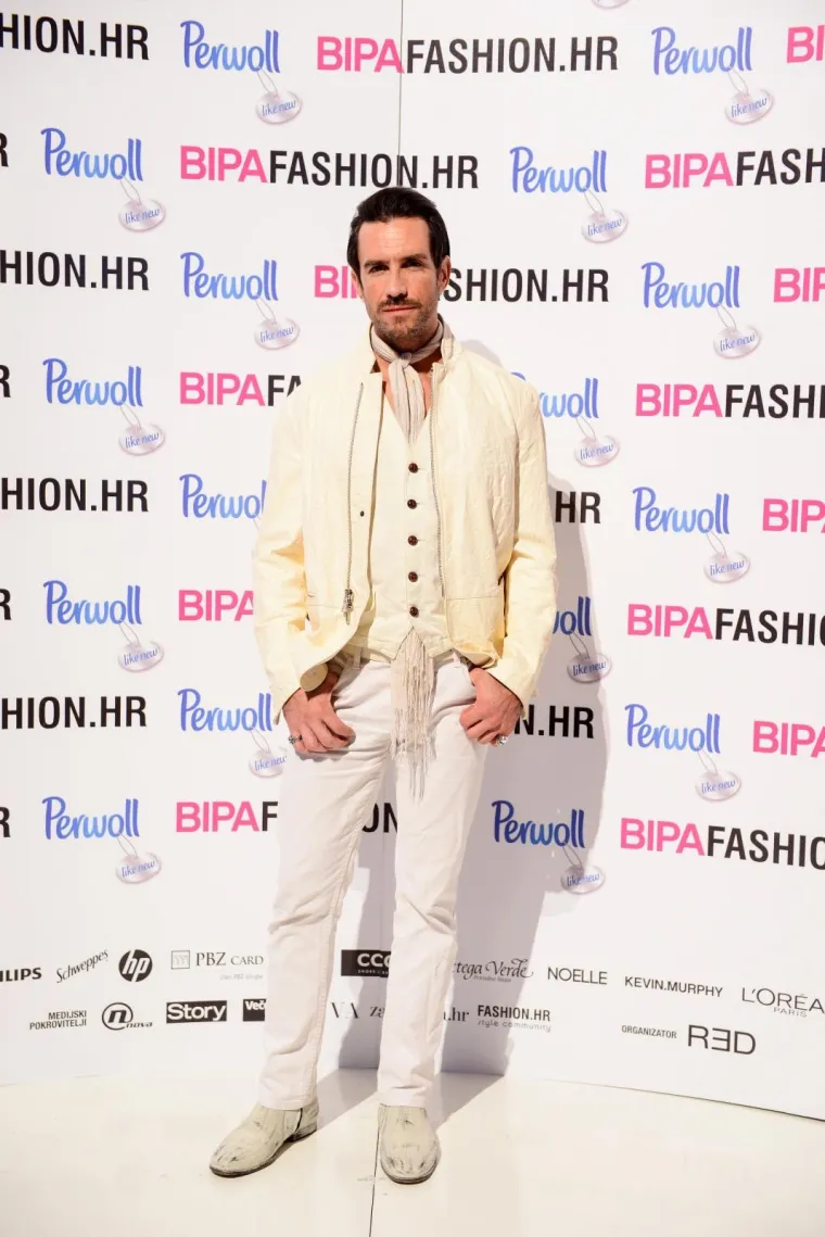 SVI SU PALI U DRUGI PLAN KADA SE ONA POJAVILA NA REVIJI: Preseksi Nives Celzijus bujnim dekolteom ukrala svu pažnju