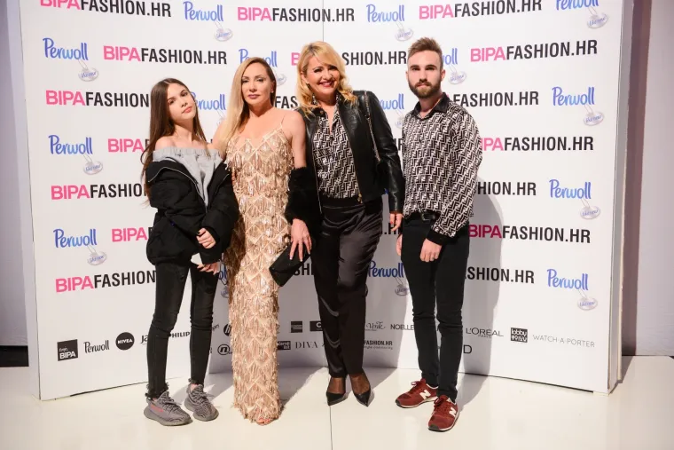 Na Zagrebačkom velesajmu je u sklopu 27. Bipa Fashion.hr-a održana revija Ivice Skoka. Među uzvanicima je bilo puno osoba iz javnog života, no nama se čini kako su svi pali u drugi plan kada se ondje pojavila Nives Celzijus. Pogledajte fotogaleriju i provjerite slažete li se s nama.