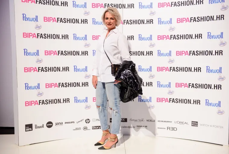 SVI SU PALI U DRUGI PLAN KADA SE ONA POJAVILA NA REVIJI: Preseksi Nives Celzijus bujnim dekolteom ukrala svu pažnju