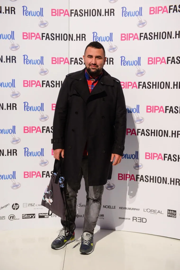 SVI SU PALI U DRUGI PLAN KADA SE ONA POJAVILA NA REVIJI: Preseksi Nives Celzijus bujnim dekolteom ukrala svu pažnju