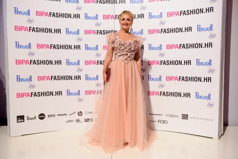 SVI SU PALI U DRUGI PLAN KADA SE ONA POJAVILA NA REVIJI: Preseksi Nives Celzijus bujnim dekolteom ukrala svu pažnju