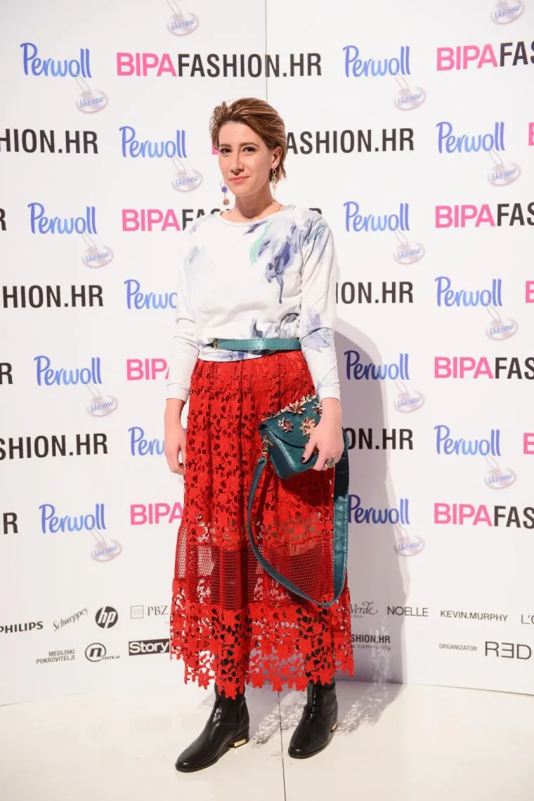 SVI SU PALI U DRUGI PLAN KADA SE ONA POJAVILA NA REVIJI: Preseksi Nives Celzijus bujnim dekolteom ukrala svu pažnju