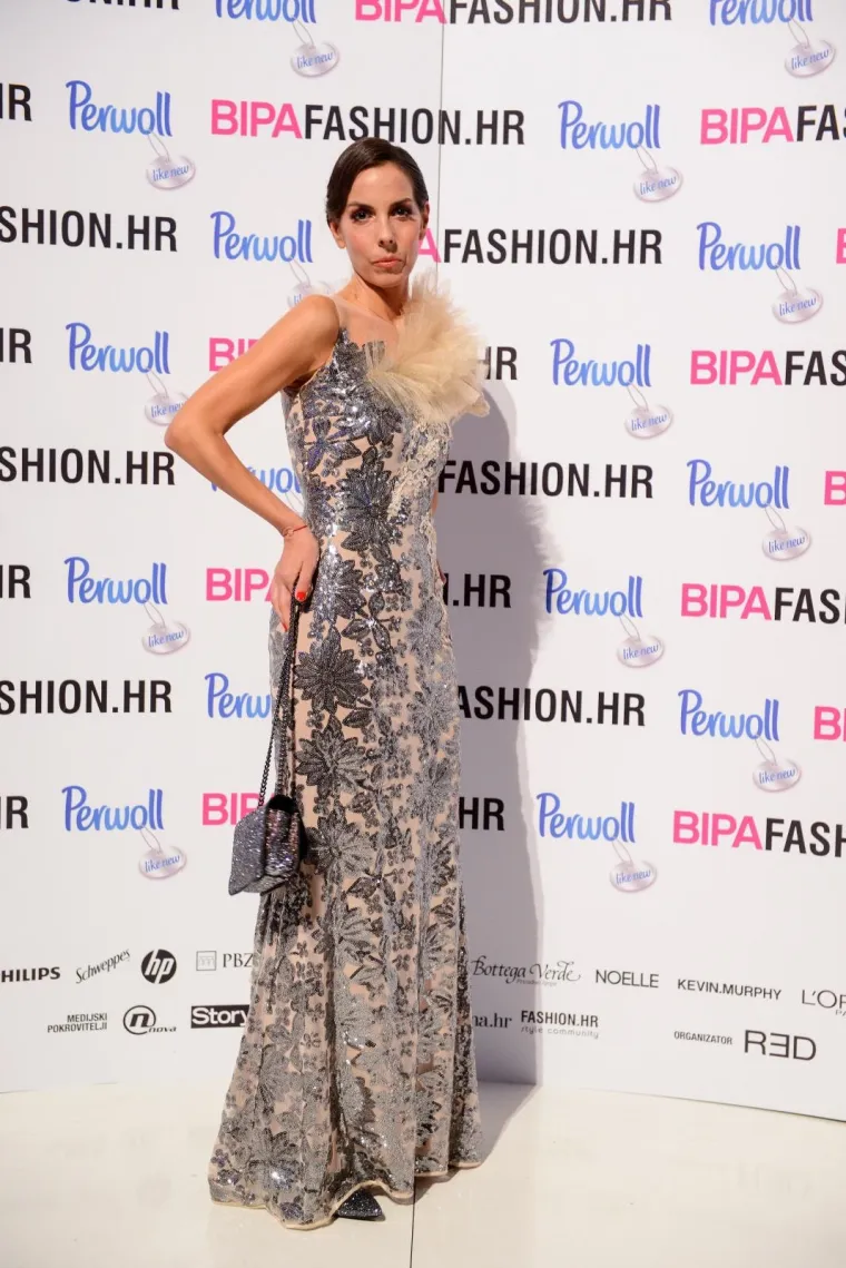 SVI SU PALI U DRUGI PLAN KADA SE ONA POJAVILA NA REVIJI: Preseksi Nives Celzijus bujnim dekolteom ukrala svu pažnju