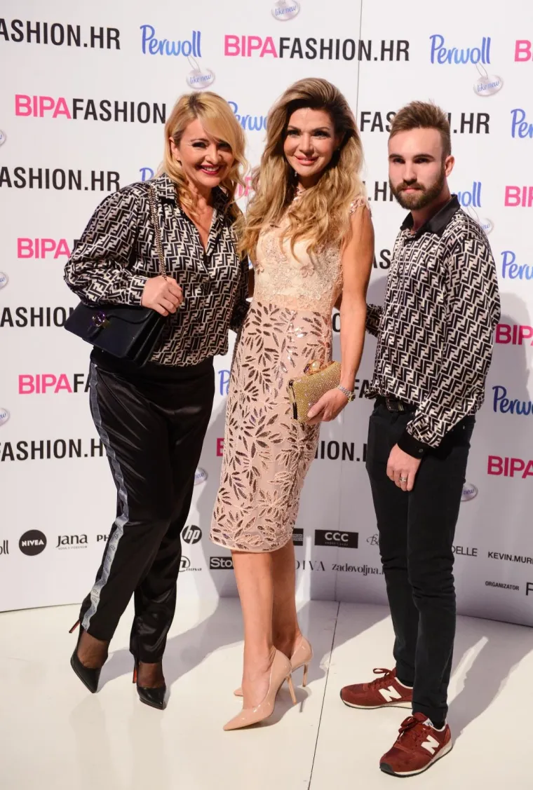 SVI SU PALI U DRUGI PLAN KADA SE ONA POJAVILA NA REVIJI: Preseksi Nives Celzijus bujnim dekolteom ukrala svu pažnju