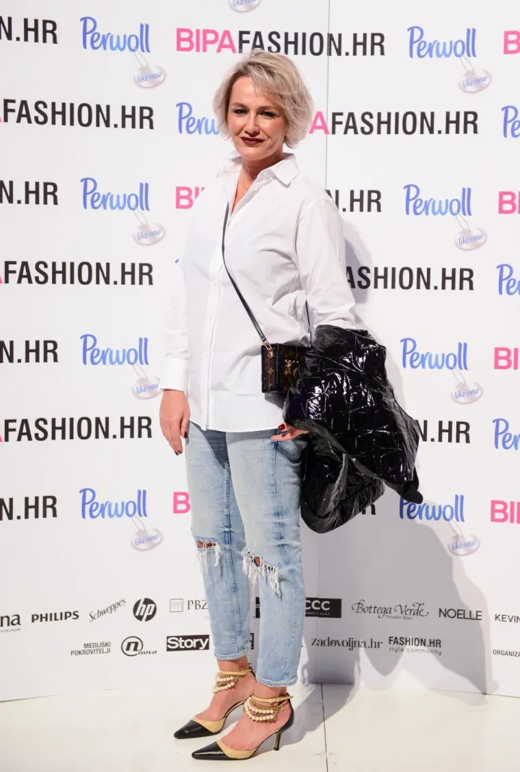 SVI SU PALI U DRUGI PLAN KADA SE ONA POJAVILA NA REVIJI: Preseksi Nives Celzijus bujnim dekolteom ukrala svu pažnju