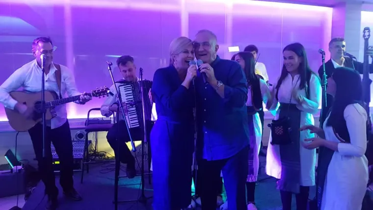 U restoranu Gastro Globus zapjevala je pjesmu "Domu mom" s Matom Bulićem i Paganini bandom