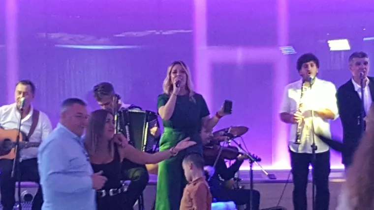 U restoranu Gastro Globus zapjevala je pjesmu "Domu mom" s Matom Bulićem i Paganini bandom
