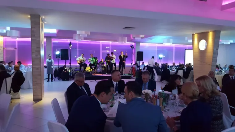 U restoranu Gastro Globus zapjevala je pjesmu "Domu mom" s Matom Bulićem i Paganini bandom