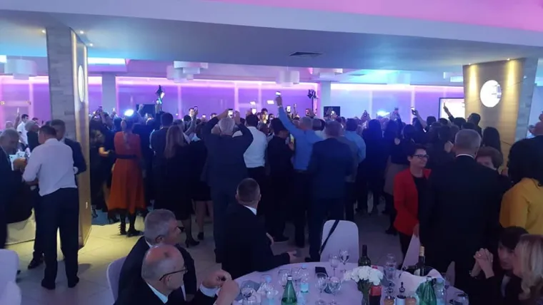U restoranu Gastro Globus zapjevala je pjesmu "Domu mom" s Matom Bulićem i Paganini bandom