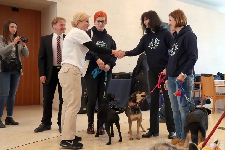 Predsjednica i 'prvi' psić na Danima otvorenih vrata povodom Dana za&scaron;tite životinja