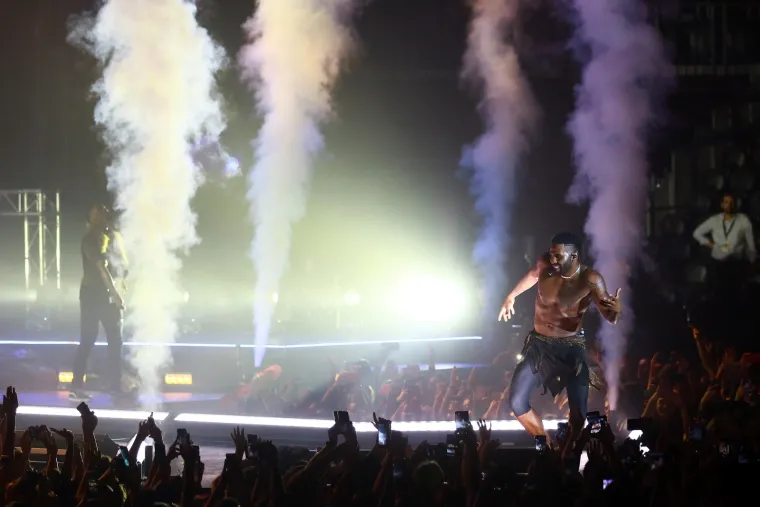 RAZGOLIĆENI JASON DERULO RASPAMETIO ARENU: A plesačice sa savršenim guzama dovršile su posao