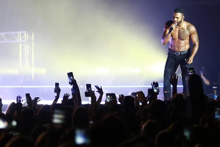 RAZGOLIĆENI JASON DERULO RASPAMETIO ARENU: A plesačice sa savršenim guzama dovršile su posao