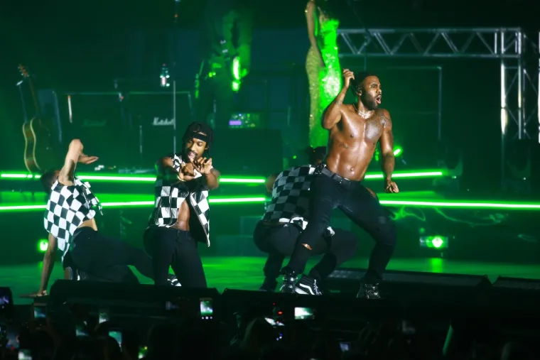RAZGOLIĆENI JASON DERULO RASPAMETIO ARENU: A plesačice sa savršenim guzama dovršile su posao