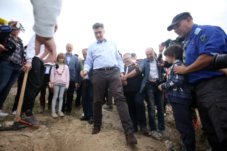 KAD VLADA ZASUČE RUKAVE: Nije ba&scaron; da Plenković i Medved ne znaju mahati krampom i lopatom