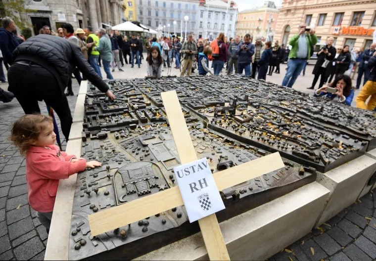 Pogledajte najbolje transparente s prosvjeda protiv Vatikanskih ugovora