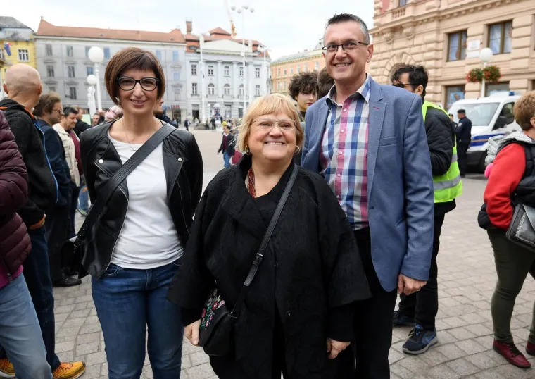 Pogledajte najbolje transparente s prosvjeda protiv Vatikanskih ugovora