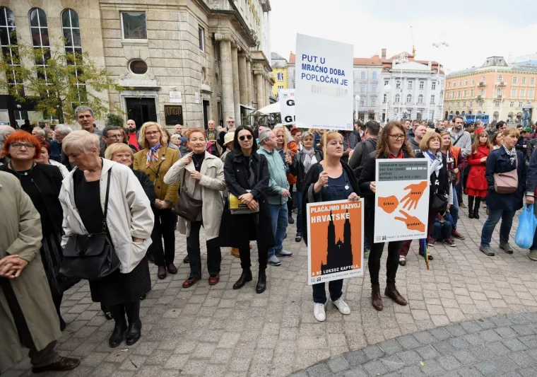 Pogledajte najbolje transparente s prosvjeda protiv Vatikanskih ugovora