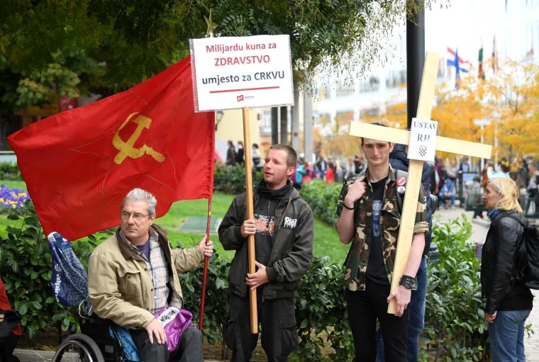 Pogledajte najbolje transparente s prosvjeda protiv Vatikanskih ugovora