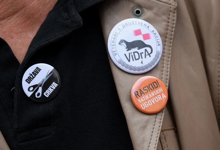 Pogledajte najbolje transparente s prosvjeda protiv Vatikanskih ugovora