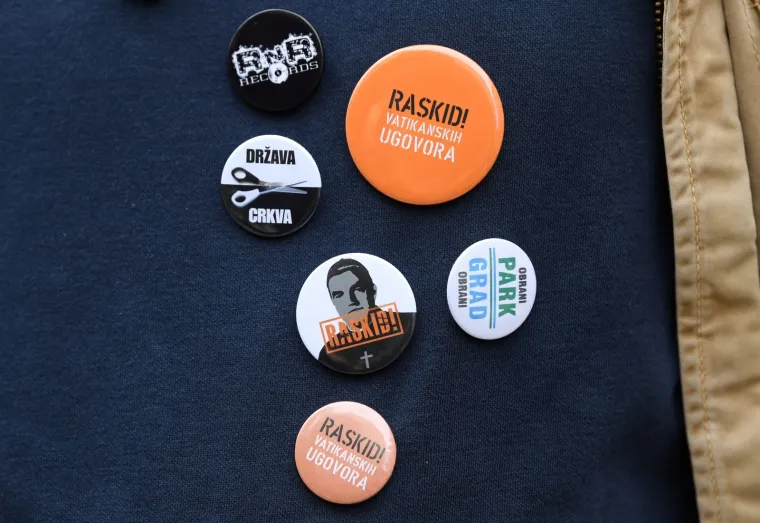 Pogledajte najbolje transparente s prosvjeda protiv Vatikanskih ugovora