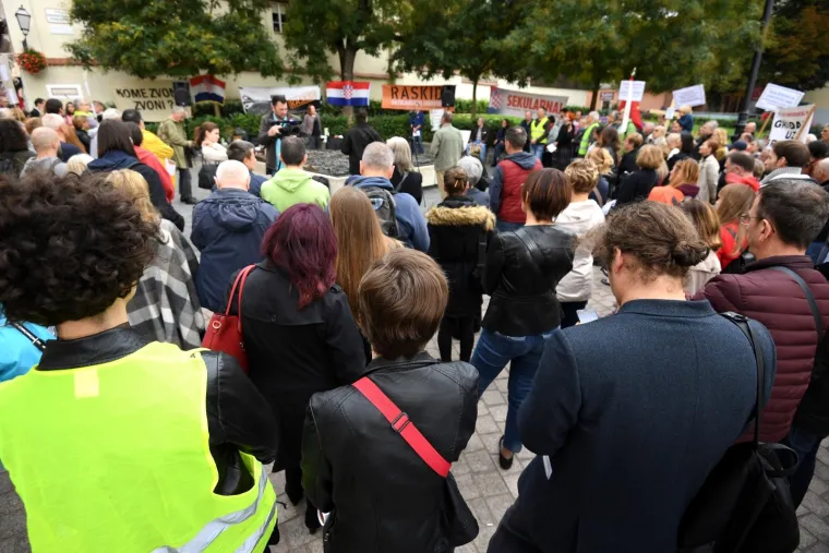 Pogledajte najbolje transparente s prosvjeda protiv Vatikanskih ugovora