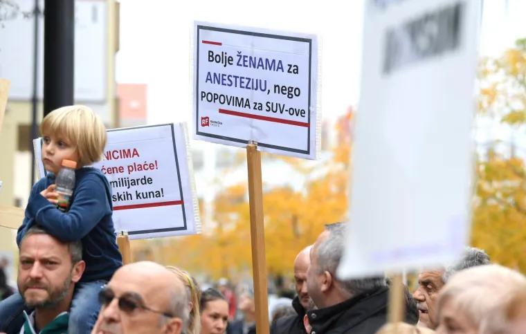 Pogledajte najbolje transparente s prosvjeda protiv Vatikanskih ugovora