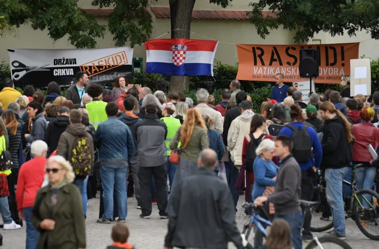 Pogledajte najbolje transparente s prosvjeda protiv Vatikanskih ugovora