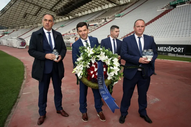 U Splitu otkriven mural Frani Mato&scaron;iću i položeni vijenci na za preminule članove Torcide na Poljudu