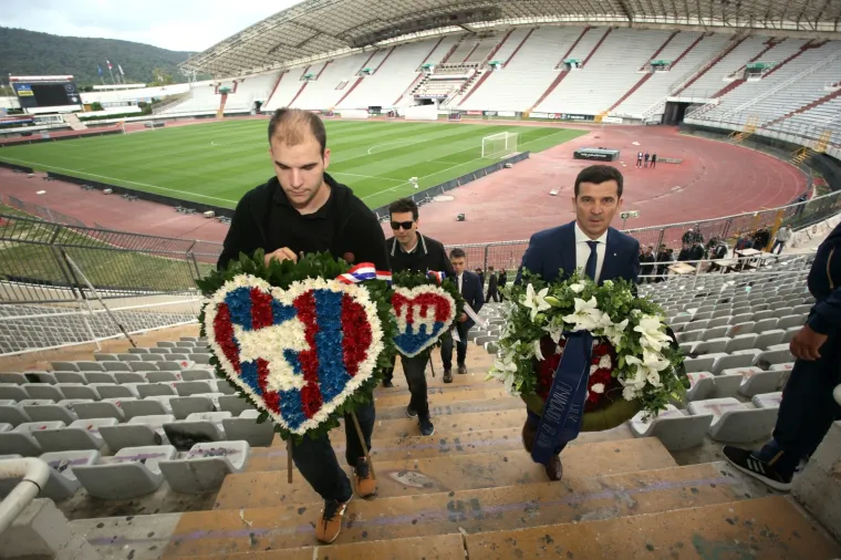 U Splitu otkriven mural Frani Mato&scaron;iću i položeni vijenci na za preminule članove Torcide na Poljudu