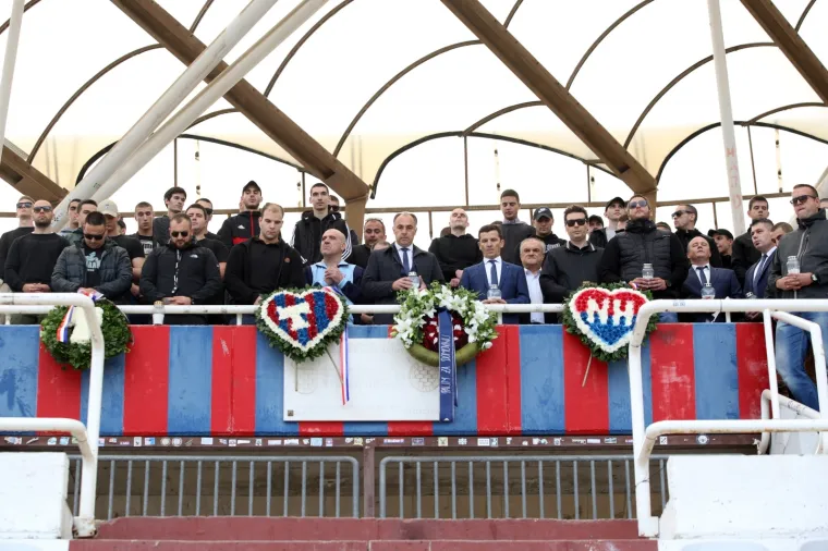 U Splitu otkriven mural Frani Mato&scaron;iću i položeni vijenci na za preminule članove Torcide na Poljudu