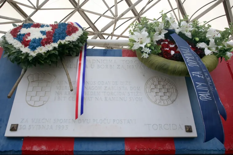 U Splitu otkriven mural Frani Mato&scaron;iću i položeni vijenci na za preminule članove Torcide na Poljudu