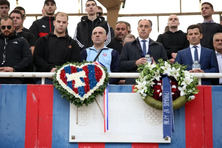 U Splitu otkriven mural Frani Mato&scaron;iću i položeni vijenci na za preminule članove Torcide na Poljudu
