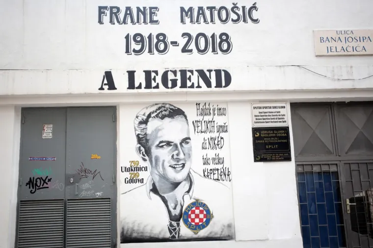 U Splitu otkriven mural Frani Mato&scaron;iću i položeni vijenci na za preminule članove Torcide na Poljudu