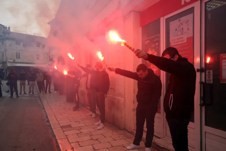 U Splitu otkriven mural Frani Mato&scaron;iću i položeni vijenci na za preminule članove Torcide na Poljudu