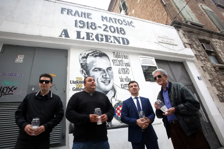 U Splitu otkriven mural Frani Mato&scaron;iću i položeni vijenci na za preminule članove Torcide na Poljudu
