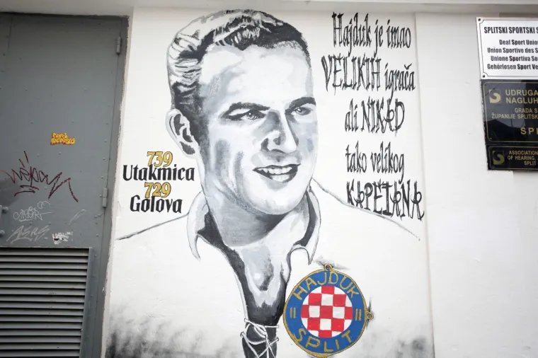 U Splitu otkriven mural Frani Mato&scaron;iću i položeni vijenci na za preminule članove Torcide na Poljudu