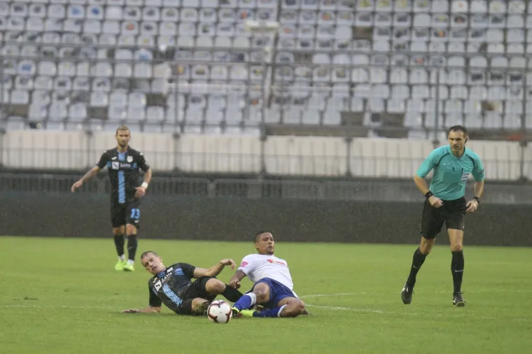 POGLEDAJTE PRIZORE S KIŠNOG POLJUDA: Depresivan derbi igra se u turobnoj atmosferi praznog stadiona