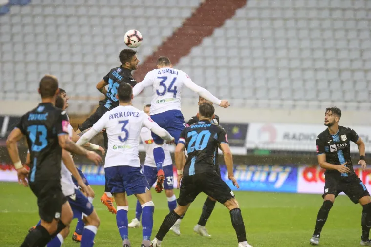 POGLEDAJTE PRIZORE S KIŠNOG POLJUDA: Depresivan derbi igra se u turobnoj atmosferi praznog stadiona