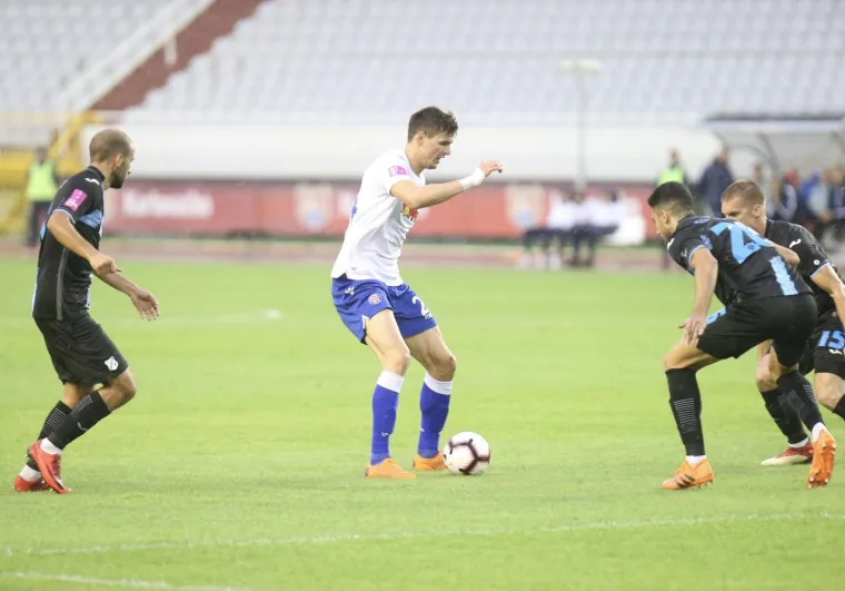 POGLEDAJTE PRIZORE S KIŠNOG POLJUDA: Depresivan derbi igra se u turobnoj atmosferi praznog stadiona