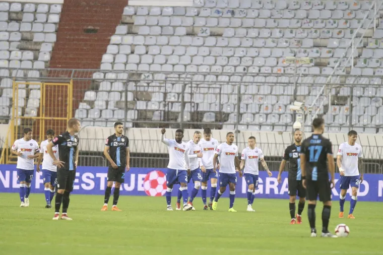 POGLEDAJTE PRIZORE S KIŠNOG POLJUDA: Depresivan derbi igra se u turobnoj atmosferi praznog stadiona