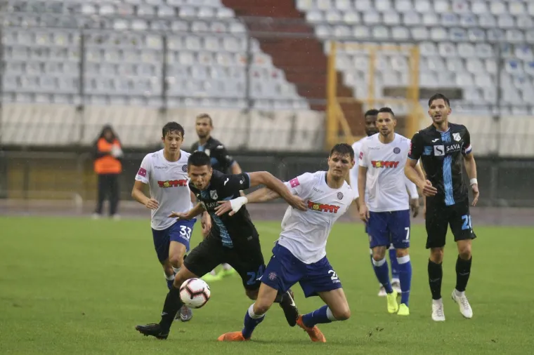 POGLEDAJTE PRIZORE S KIŠNOG POLJUDA: Depresivan derbi igra se u turobnoj atmosferi praznog stadiona