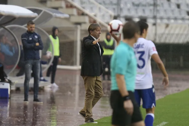 POGLEDAJTE PRIZORE S KIŠNOG POLJUDA: Depresivan derbi igra se u turobnoj atmosferi praznog stadiona