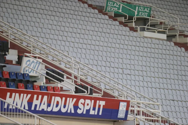 POGLEDAJTE PRIZORE S KIŠNOG POLJUDA: Depresivan derbi igra se u turobnoj atmosferi praznog stadiona