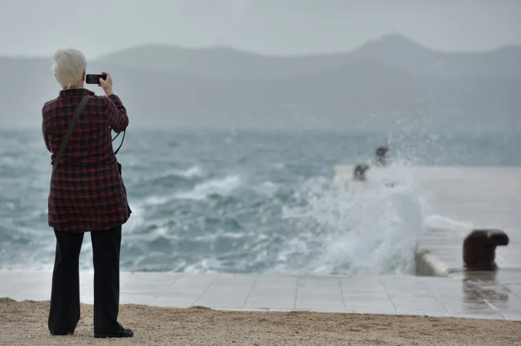 Veliko nevrijeme i jako jugo pogodilo je čitavu obalu. Kako je to izgledalo pogledajte u galeriji Pixsella