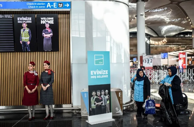 Turski predsjednik Recep Tayyip Erdogan u ponedjeljak je u Istanbulu svečano otvorio novu zračnu luku faraonskih dimenzija, novi u nizu infrastrukturnih megaprojekta koji bi trebao postati najveći aerodrom na svijetu.  Otvorenje nove zračne luke u gradu na Bosporu poklopilo se s 95. godi&scaron;njicom Republike. Zračna luka zapravo će biti pu&scaron;tena u promet krajem prosinca, a prvi komercijalni let predviđa se u srijedu za Ankaru, prijestolnicu Turske.