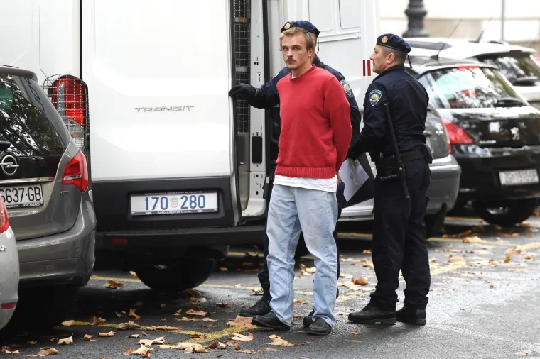 Privođenje osumjičenog za ubojstvo starice u Bedekovčini. Na Županijskom sudu policija dovodi 26-godišnjaka koji je osumnjičen da je ubio staricu i trošio njen novac.