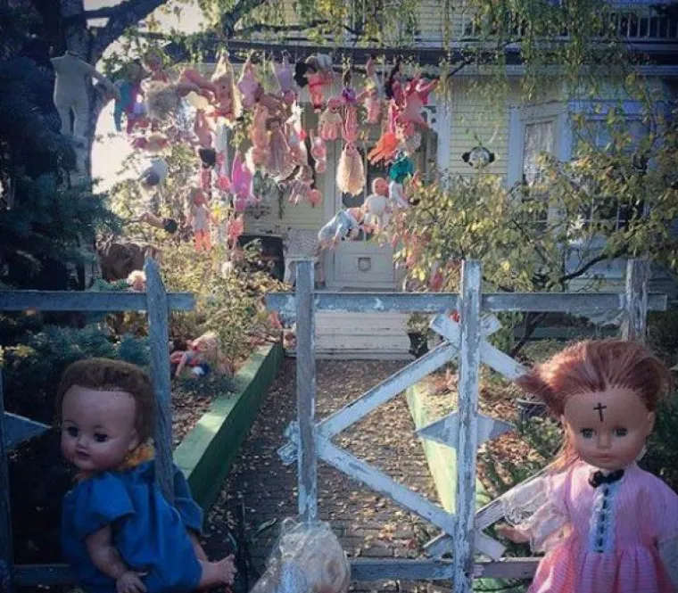 Od trupla koja vise na drveću, do stotine pauka na krovu: TOP 20 najbolje uređenih kuća za Noć vje&scaron;tica