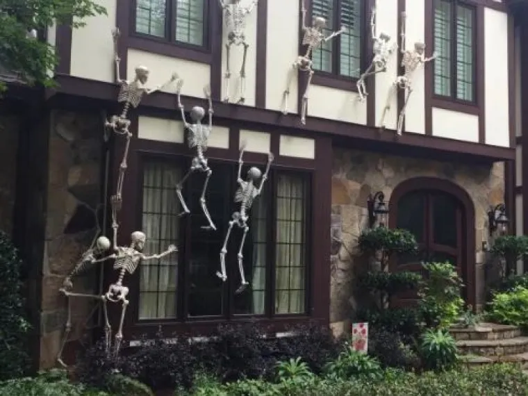 Od trupla koja vise na drveću, do stotine pauka na krovu: TOP 20 najbolje uređenih kuća za Noć vje&scaron;tica