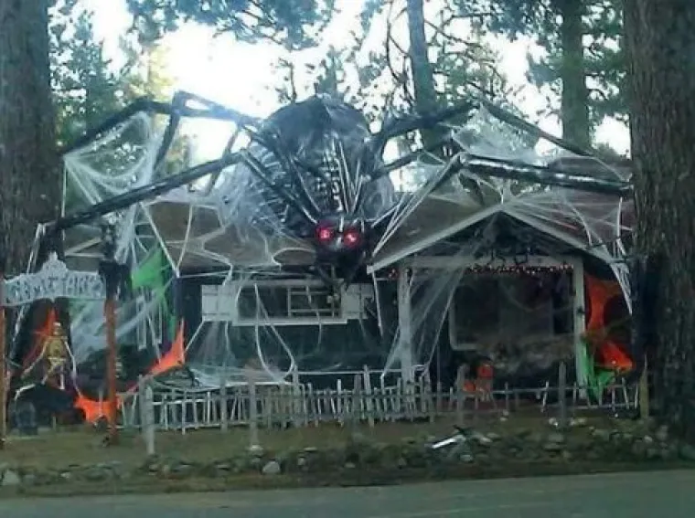 Od trupla koja vise na drveću, do stotine pauka na krovu: TOP 20 najbolje uređenih kuća za Noć vje&scaron;tica